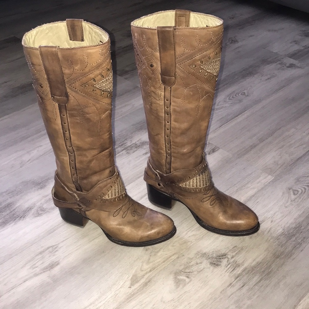 Size 7. Fit narrow calf 12-14 inches. Narrow ankle/foot/toe-box. Leather